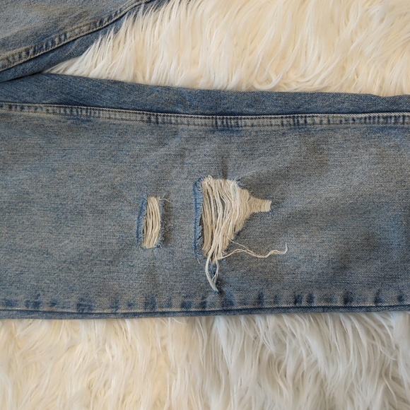 BDG by Urban Outfitters Light Wash Ripped Knee Mom Jeans - Picture 3 of 4